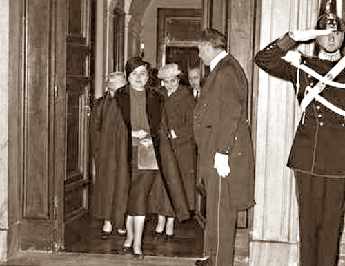 1956, Donna Carla Gronchi in visita a Orvieto per la mostra della trine e dei merletti